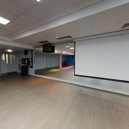 Village Leeds North Otel Leeds (West Yorkshire)