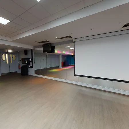 Village North 4* Leeds (West Yorkshire)