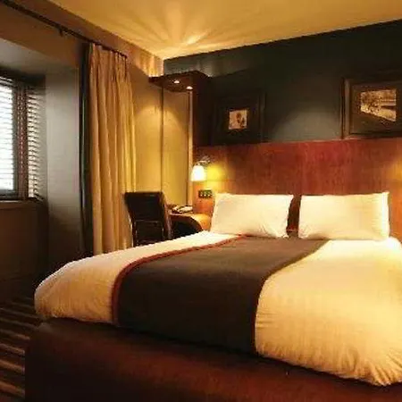 Otel Village Leeds North