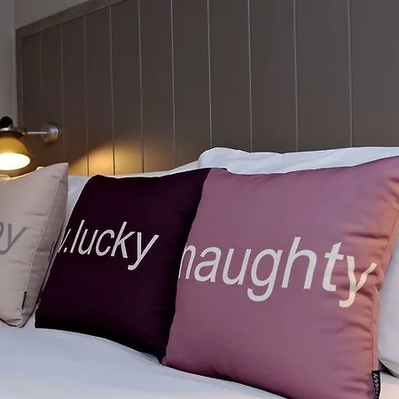 Village Leeds North Otel