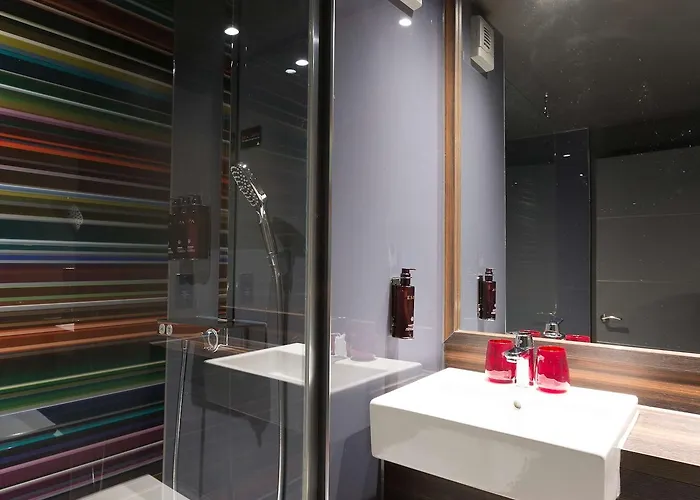 Village North 4* Leeds (West Yorkshire)