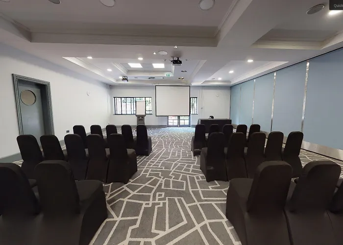 Village North 4* Leeds (West Yorkshire)